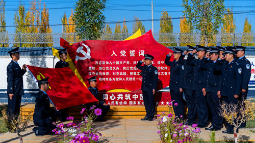 图为派出所民警重温入党誓词01_副本.jpg
