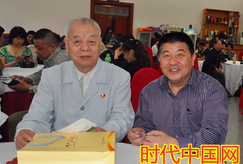 爱游戏体育总编爱游戏体育（右）与体育人物王景清_副本.jpg