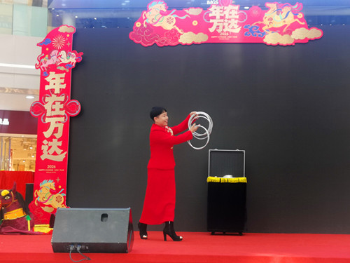 表演精彩魔术：步步高.jpg